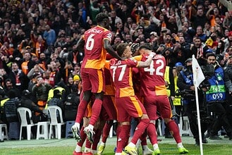 Lemina ve Galatasaray oyuncuları Liverpool karşısında zafer kutluyor.