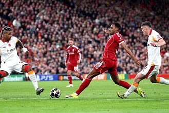 Liverpool ve Galatasaray UEFA Şampiyonlar Ligi maçında mücadele ediyor.