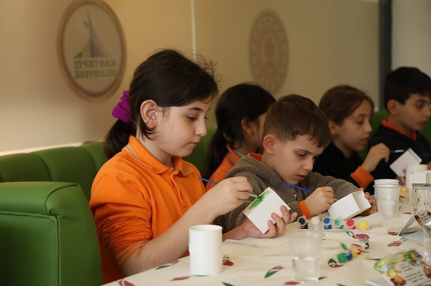 Kartepe’de Uluslararası Sıfır Atık Günü Kutlaması: Minik Öğrenciler Geri Dönüşümü Boyayarak Öğrendi