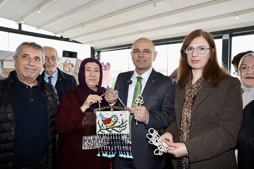 Körfez 60+ Aktif Yaşlanma Merkezi geri dönüşüm sergisi, yaşlılar ve katılımcılar el emeğiyle hazırla.