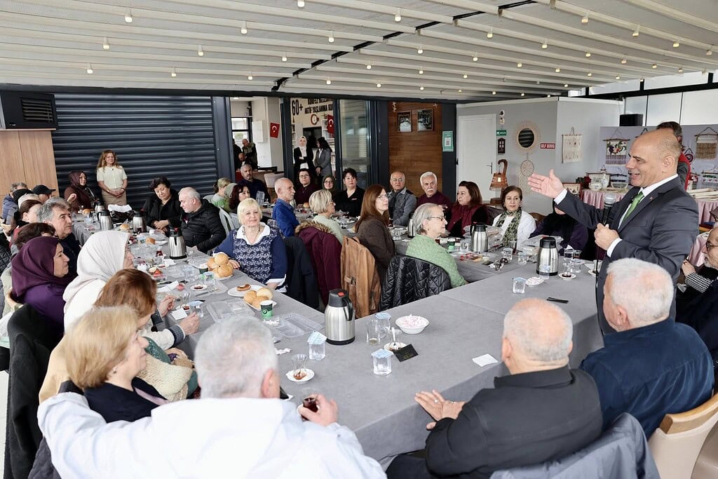 Körfez 60+ Aktif Yaşlanma Merkezi'nde geri dönüşüm sergisi ve yaşlılar etkinliği.
