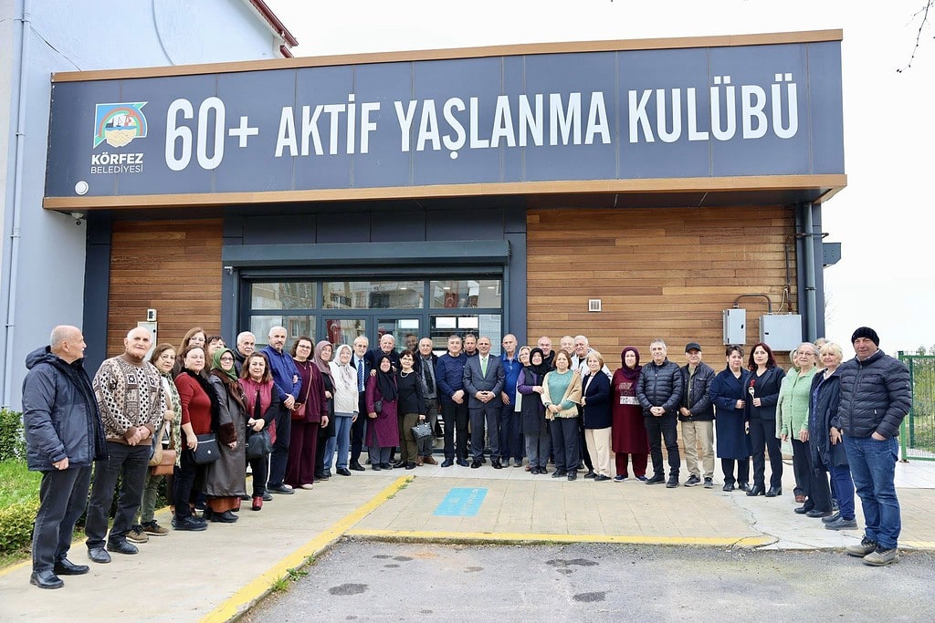 Körfez 60+ Aktif Yaşlanma Merkezi önünde geri dönüşüm sergisi katılımcıları.