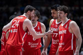 Türkiye - Sırbistan basketbol maçı öncesi oyuncular taktik yaparken.