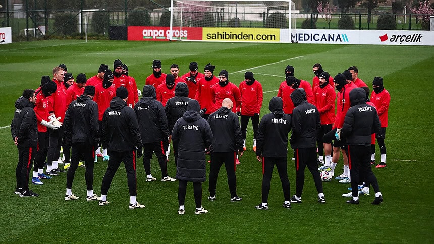 A Milli Takım Kosova Maçı Öncesi Sağanak Altında Son Antrenmanını Yaptı