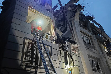 Enkaz altındaki Kum kentinde siviller, ABD ve İsrail'in İran'a yönelik saldırısı sonrası kurtarma ça.