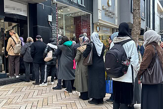 Altın kuyruğu bekleyen insanlar, Kocaeli'de yoğun ilgi gösteriyor.