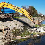 Kocaeli’nde deniz temizliği yapan iş makineleri ve ekipler, atıkların denize ulaşmasını engelliyor.