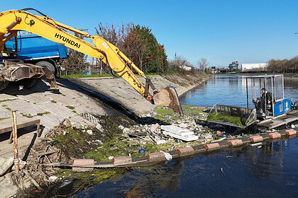 Kocaeli’nde deniz temizliği yapan iş makineleri ve ekipler, atıkların denize ulaşmasını engelliyor.