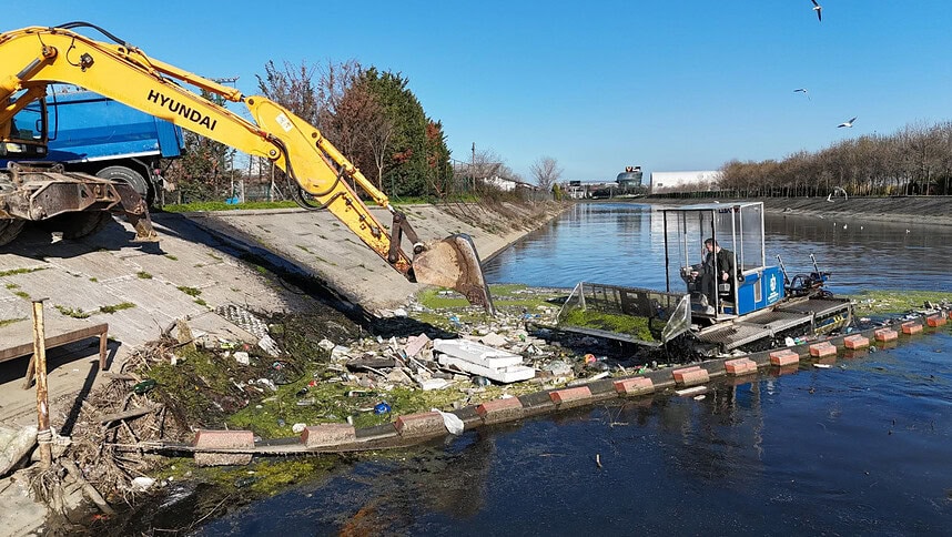 Kocaeli’nde deniz temizliği yapan iş makineleri ve ekipler, atıkların denize ulaşmasını engelliyor.