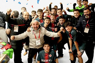 Başiskele Belediye Spor U-18 takımı Türkiye şampiyonasında büyük sevinç yaşadı.