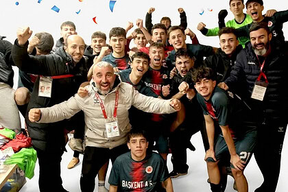 Başiskele Belediye Spor U-18 takımı Türkiye şampiyonasında büyük sevinç yaşadı.