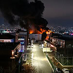 Başiskele'de Raf Fabrikasında Yangın: Alevler Gökyüzünü Aydınlattı