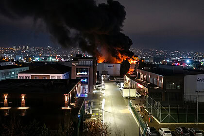 Başiskele'de Raf Fabrikasında Yangın: Alevler Gökyüzünü Aydınlattı