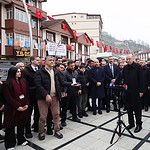 Cumhurbaşkanı Erdoğan, Güneysu Merkez Camisi’nde bayram namazını kıldı ve vatandaşlarla bayramlaştı.