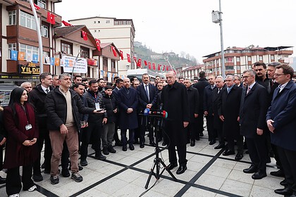Cumhurbaşkanı Erdoğan, Güneysu Merkez Camisi’nde bayram namazını kıldı ve vatandaşlarla bayramlaştı.