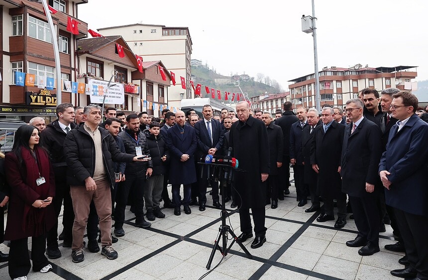 Cumhurbaşkanı Erdoğan, Güneysu Merkez Camisi’nde bayram namazını kıldı ve vatandaşlarla bayramlaştı.
