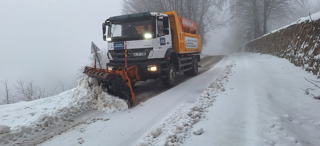 Karla kaplı yolda kar küreme aracı çalışıyor, Kocaeli’de kar yağışı ve kış şartları.