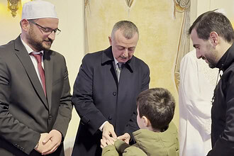 Başkan Büyükakın, Orhan Camii'nde bayram namazını kıldı.