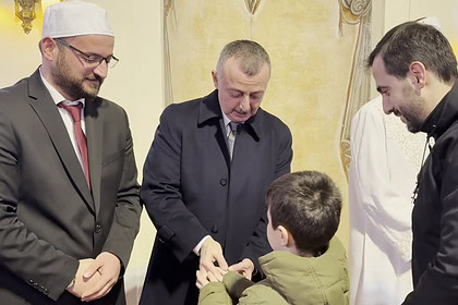 Başkan Büyükakın, Orhan Camii'nde bayram namazını kıldı.