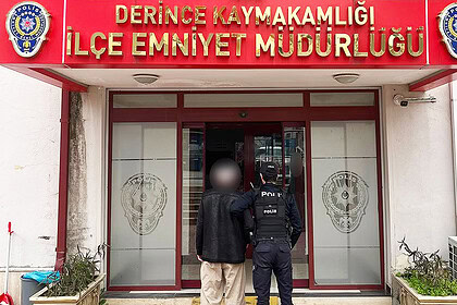 Derince’de "Kasten Öldürme" suçundan aranan şahıs yakalandı. Güvenlik güçleri tarafından gözaltına a.