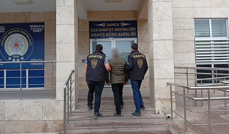 Darıca’da Aranan Şahıs Yakalandı: 12 Farklı Suçtan 11 Yıl Cezası Bulunuyordu!