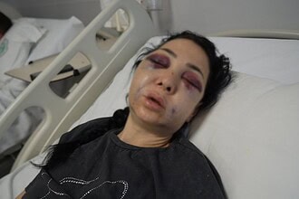 Kürşat G., İzmit'te anne ve oğluna şiddet uygulayan suçlu tutuklandı. Olay sonrası güvenlik güçleri.