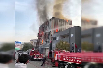 Dilovası Fabrika Yangını, itfaiye ekipleri tarafından söndürülüyor.