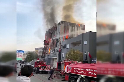 Dilovası Fabrika Yangını, itfaiye ekipleri tarafından söndürülüyor.