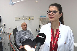 Varisli hastalar için riskli durumlar ve tedavi seçenekleri hakkında bilgi veren sağlık uzmanı.