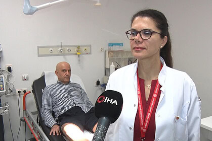 Varisli hastalar için riskli durumlar ve tedavi seçenekleri hakkında bilgi veren sağlık uzmanı.
