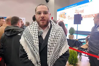 Filistinli öğrenci, Kocaeli Kent Bayramlaşmasında duygusal konuşma yapıyor.