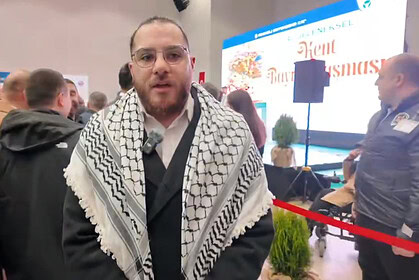 Filistinli öğrenci, Kocaeli Kent Bayramlaşmasında duygusal konuşma yapıyor.