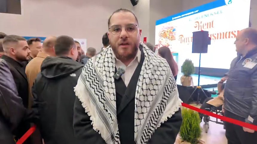 Filistinli öğrenci, Kocaeli Kent Bayramlaşmasında duygusal konuşma yapıyor.