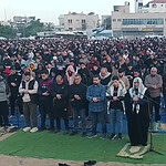 El-Saraya Meydanı'nda Bayram namazı kılan kalabalık topluluk.