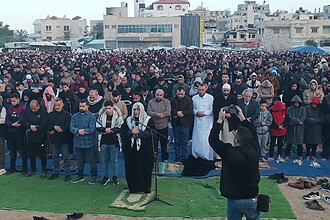 El-Saraya Meydanı'nda Bayram namazı kılan kalabalık topluluk.