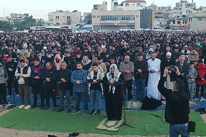El-Saraya Meydanı'nda Bayram namazı kılan kalabalık topluluk.