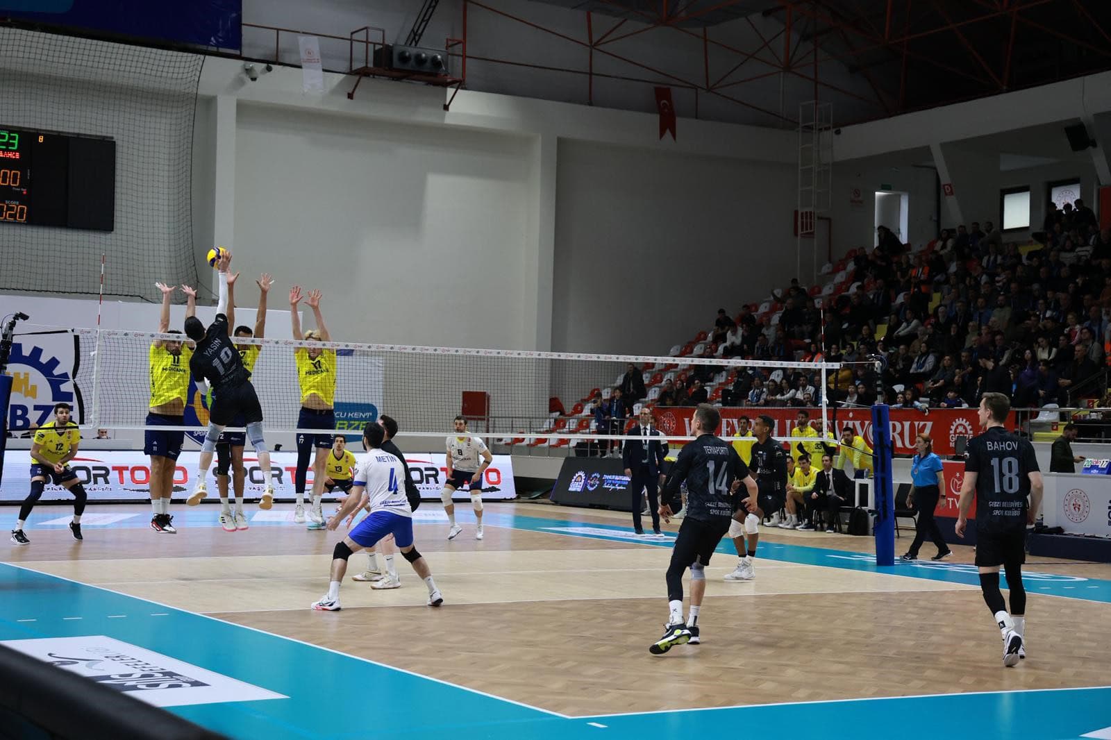 Gebze Belediyesi Voleybol Efeler Ligi’nde Play-Off’un Kıyısından Döndü