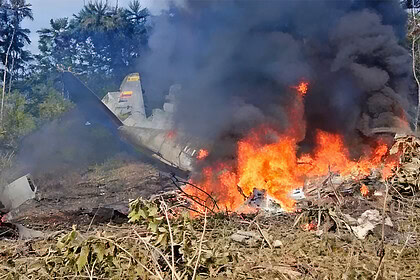 Hercules uçağı Kolombiya'da infilak etti, büyük yangın ve hasar meydana geldi.