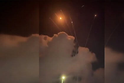 Füze patlaması ve ışıklar gece gökyüzünde.