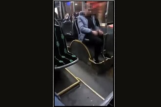 Kocaeli’de halk otobüsünde uygunsuz hareketler yapan şahıs kamerada kaydedildi.