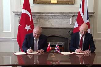 Eurofighter Typhoon sözleşmesi imzalanırken Türkiye ve Birleşik Krallık temsilcileri.