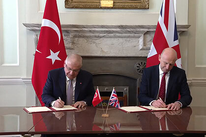 Eurofighter Typhoon sözleşmesi imzalanırken Türkiye ve Birleşik Krallık temsilcileri.