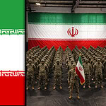 İran ordusu askerleri, büyük İran bayrağı önünde saf tutuyor.