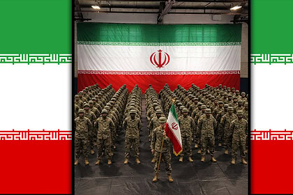 İran ordusu askerleri, büyük İran bayrağı önünde saf tutuyor.