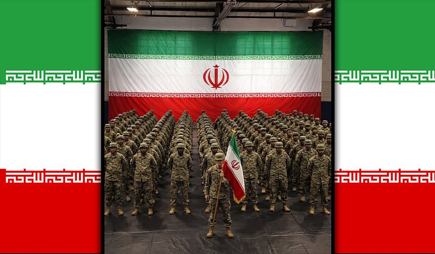 İran ordusu askerleri, büyük İran bayrağı önünde saf tutuyor.
