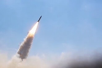 İran Devrim Muhafızları tarafından gerçekleştirilen füze saldırısı, ABD ve İsrail’in stratejik üsler.