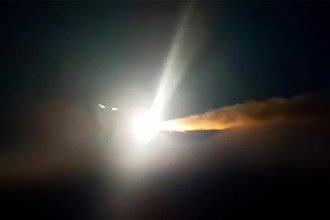 ABD uçak gemisi USS Abraham Lincoln seyir füzeleriyle hedef alındı.