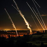 İran İsrail arasındaki füze saldırısı, Şoham kasabasında binalar vuruldu.