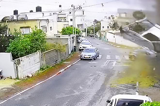 Yıkılan araç ve patlama etkisiyle oluşan hasar, İran'dan İsrail'e düzenlenen yeni saldırıyı gösteriy.