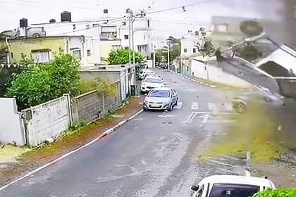 Yıkılan araç ve patlama etkisiyle oluşan hasar, İran'dan İsrail'e düzenlenen yeni saldırıyı gösteriy.